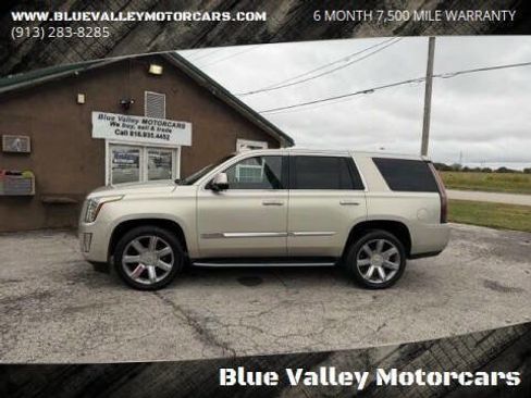 Used 2017 Cadillac Escalade Luxury image 1