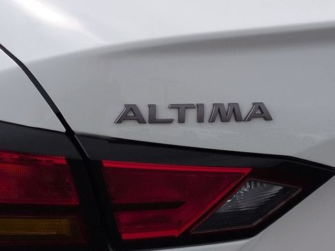 Used 2025 Nissan Altima 2.5 SV FWD image 17