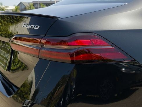 New 2026 BMW 550e xDrive w/ Premium Package image 5