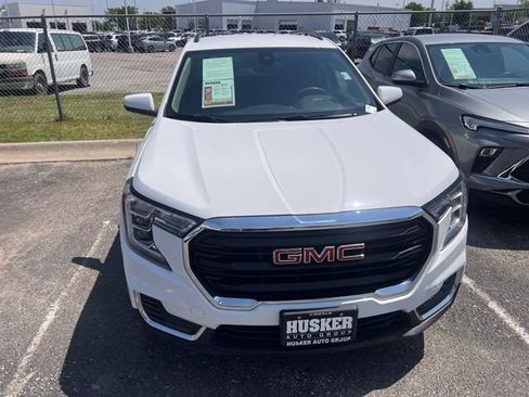 Used 2023 GMC Terrain SLE w/ Driver Convenience Package AWD/4WD image 2
