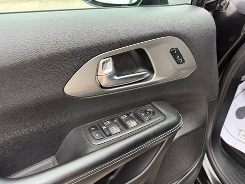 Used 2021 Chrysler Pacifica Limited w/ Uconnect Theater Family Group image 16