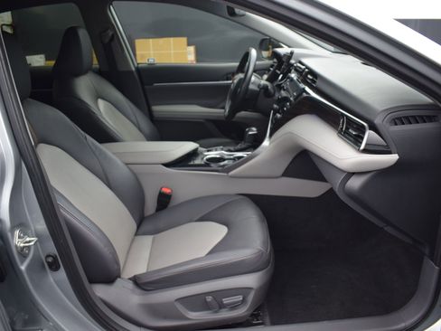 Used 2020 Toyota Camry XLE image 10