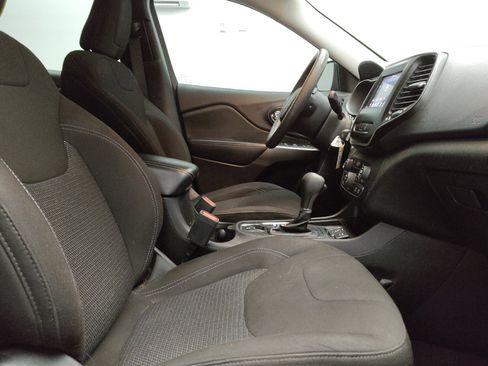Used 2021 Jeep Cherokee Latitude FWD image 21