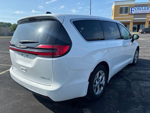 Used 2024 Chrysler Pacifica Limited FWD image 5
