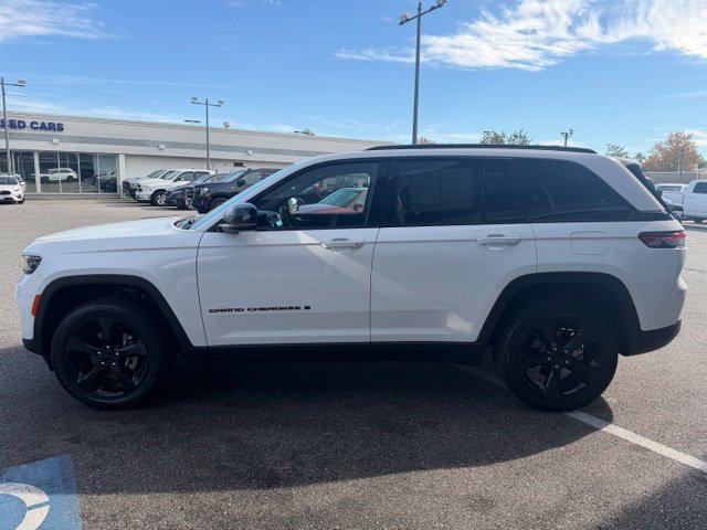 Used 2023 Jeep Grand Cherokee Altitude AWD/4WD image 29