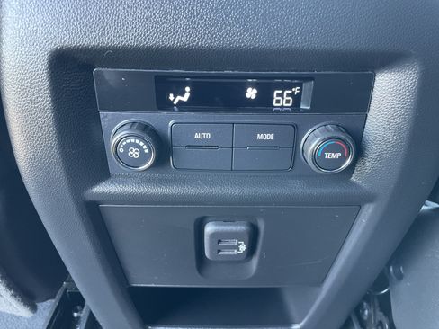 Used 2023 Chevrolet Traverse LT w/ Rear Camera Mirror Package AWD/4WD image 18