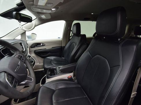 Used 2022 Chrysler Pacifica Touring-L image 20