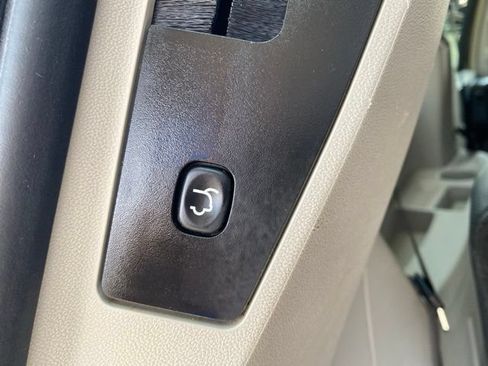 Used 2013 Chrysler Town & Country Touring FWD image 32