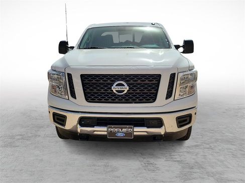 Used 2019 Nissan Titan SV w/ SV Convenience Package image 3