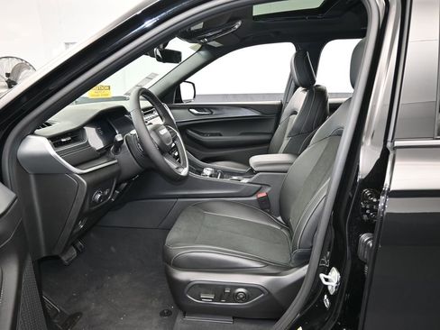 New 2025 Jeep Grand Cherokee L Altitude image 12