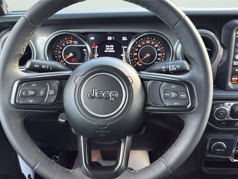 Used 2023 Jeep Gladiator Sport AWD/4WD image 12