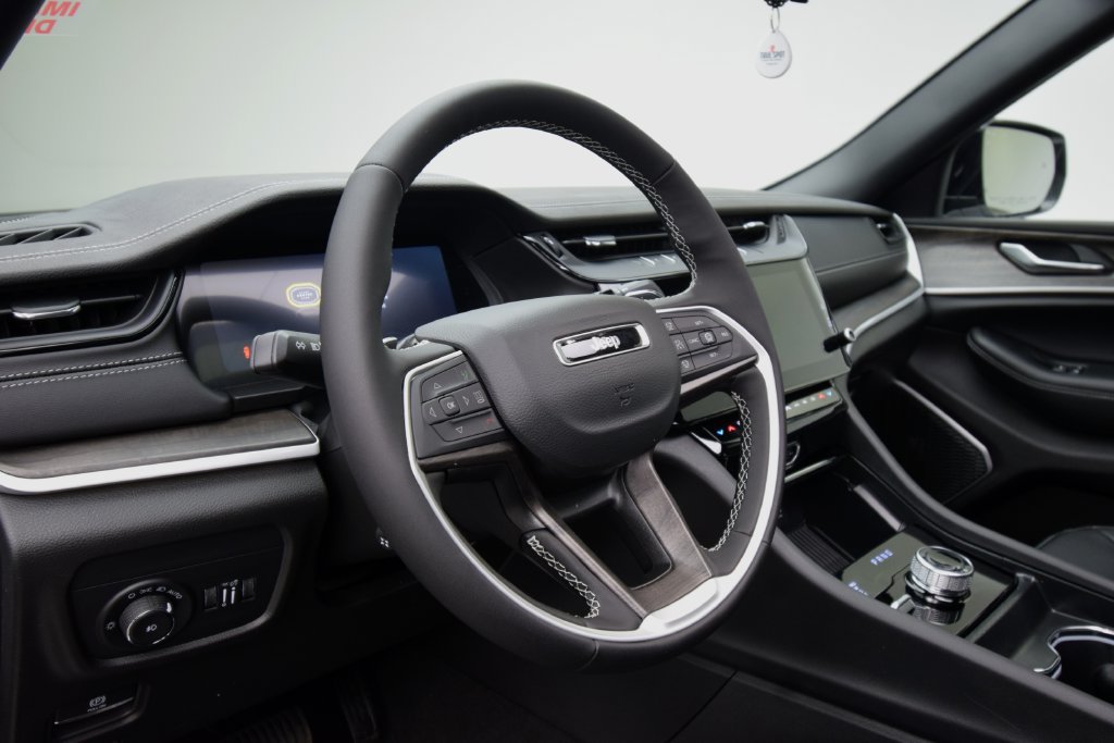 New 2026 Jeep Grand Cherokee Limited w/ Luxury Tech Group II AWD/4WD image 33