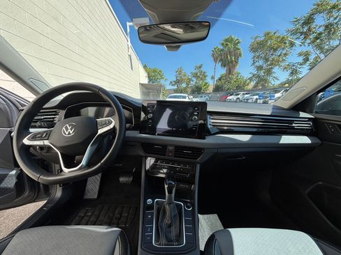 Used 2025 Volkswagen Jetta SE image 33