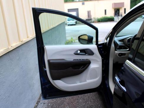 Used 2020 Chrysler Voyager LX image 18