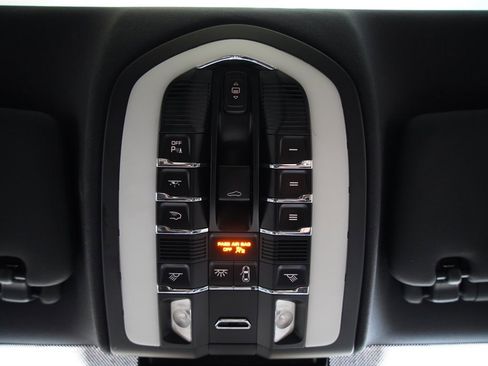 Used 2014 Porsche Cayenne S image 32