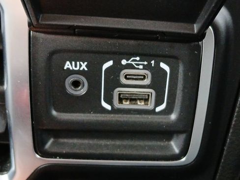 Used 2025 Jeep Wrangler Unlimited Rubicon AWD/4WD image 6