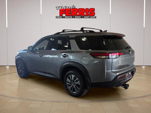 Used 2025 Nissan Pathfinder SV image 3