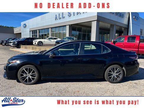 Used 2024 Toyota Camry SE image 1