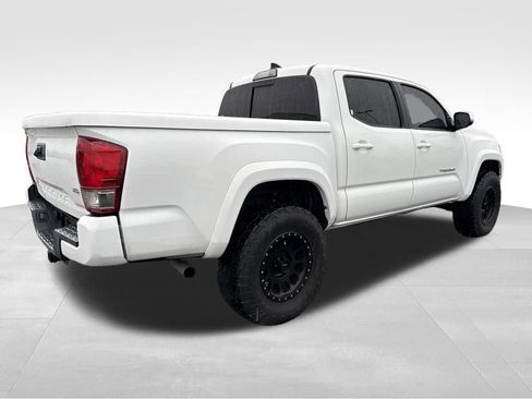 Used 2017 Toyota Tacoma TRD Sport image 9