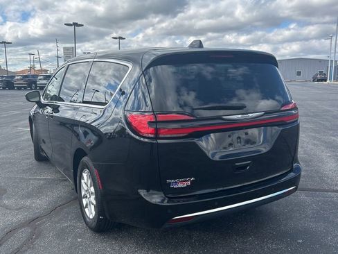 Used 2023 Chrysler Pacifica Touring-L FWD image 11