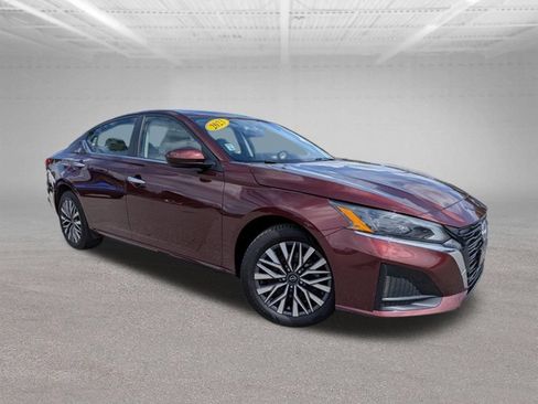 Used 2023 Nissan Altima 2.5 SV w/ SV Premium Package AWD/4WD image 3