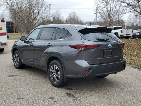 Used 2024 Toyota Highlander XLE image 3