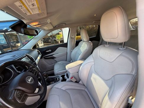 Used 2019 Jeep Cherokee Limited image 2