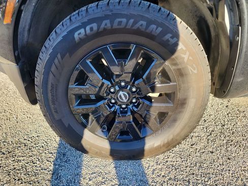 Used 2023 Nissan Frontier SV image 11