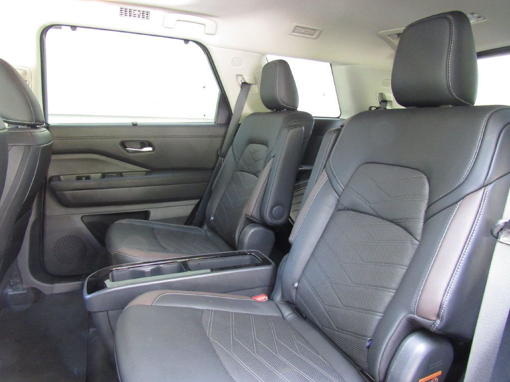 Used 2025 Nissan Pathfinder Platinum AWD/4WD image 16