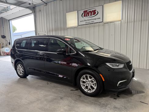 Used 2025 Chrysler Pacifica Select w/ Uconnect Theater Family Group FWD image 1