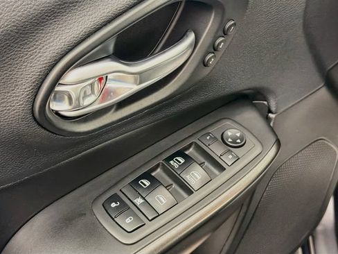 Used 2019 Jeep Cherokee Trailhawk AWD/4WD image 18