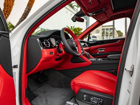 Used 2025 Bentley Bentayga image 2