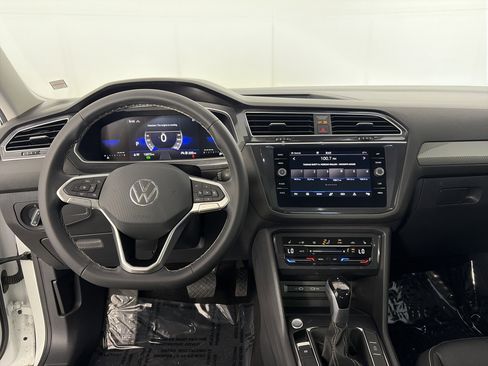Used 2023 Volkswagen Tiguan SE w/ Panoramic Sunroof Package AWD/4WD image 3