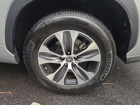 Used 2023 Toyota Highlander XLE image 31