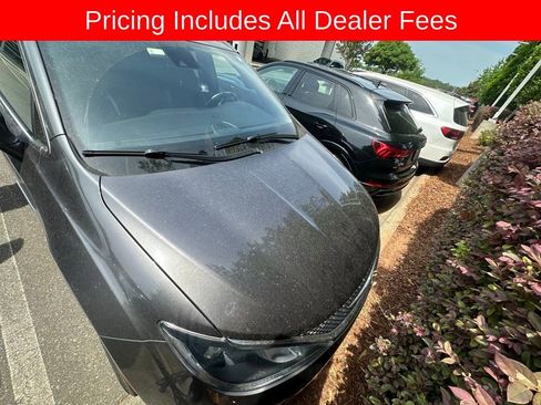 Used 2020 Chrysler Pacifica Touring-L FWD image 3