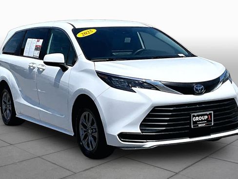Used 2025 Toyota Sienna LE FWD image 2