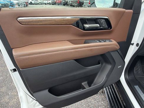 Used 2025 Chevrolet Tahoe High Country AWD/4WD image 15