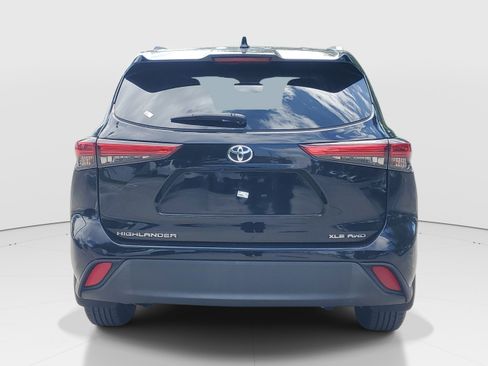 Used 2022 Toyota Highlander XLE AWD/4WD image 4