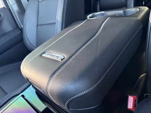 Used 2025 GMC Yukon Denali w/ Sun & Power Step Package image 28