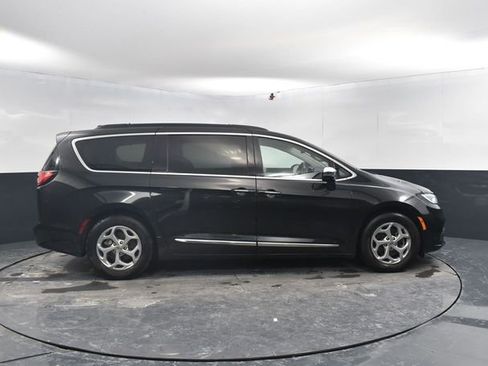 Used 2023 Chrysler Pacifica Limited FWD image 11