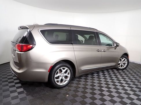 Used 2017 Chrysler Pacifica Touring-L w/ Tire & Wheel Group FWD image 19