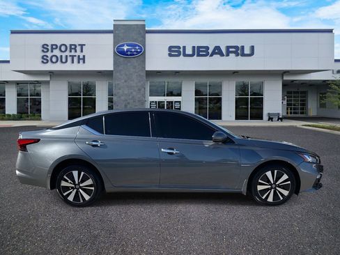 Used 2019 Nissan Altima 2.5 SV image 2