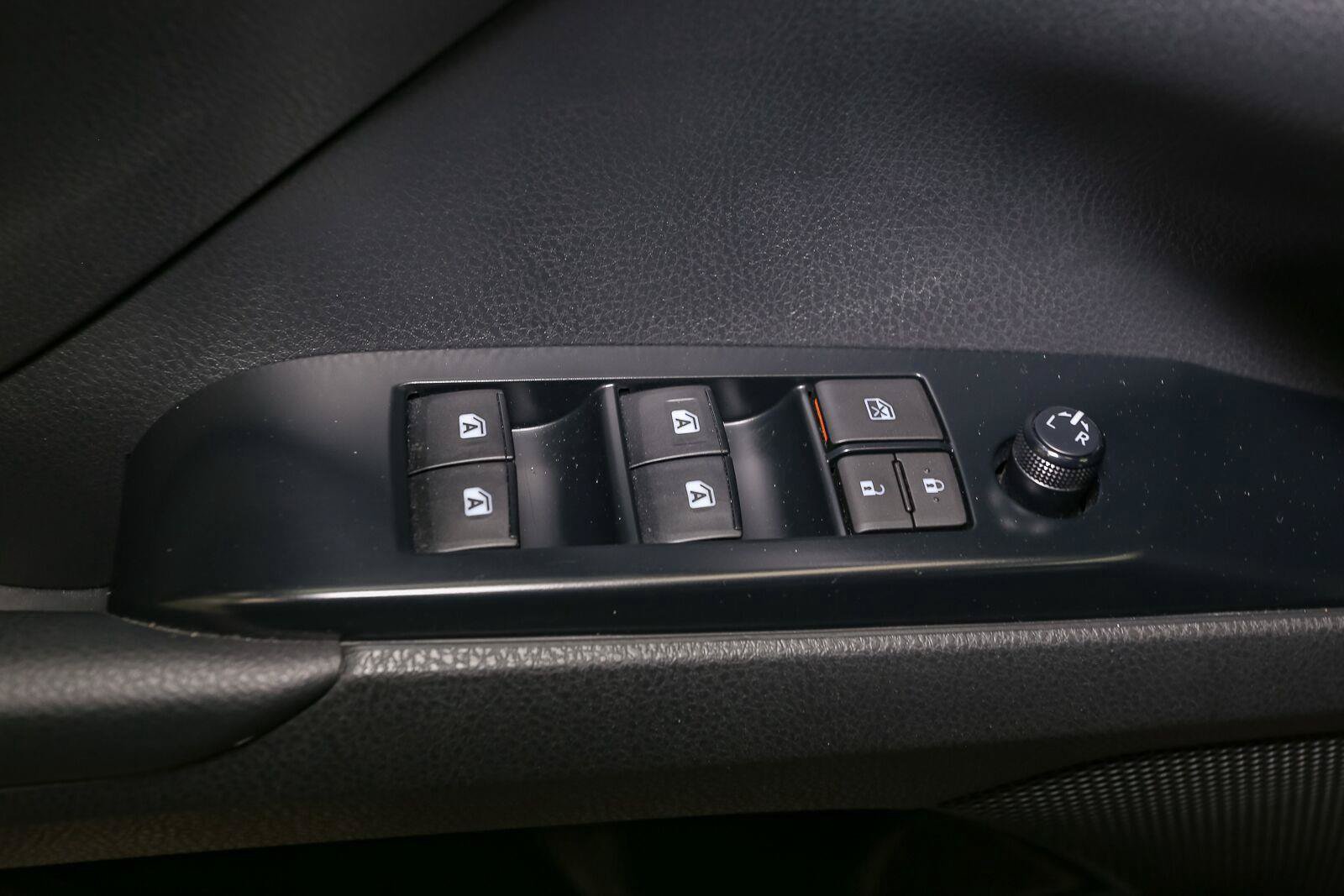 Used 2018 Toyota Camry SE FWD image 34