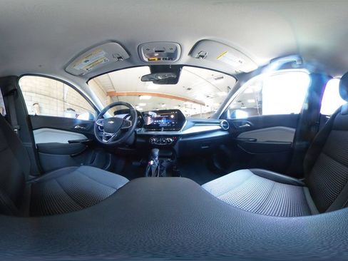 Used 2025 Chevrolet Trax LT w/ LT Convenience Package FWD image 39