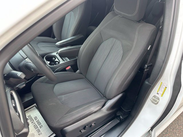 Used 2023 Chrysler Pacifica Touring FWD image 9