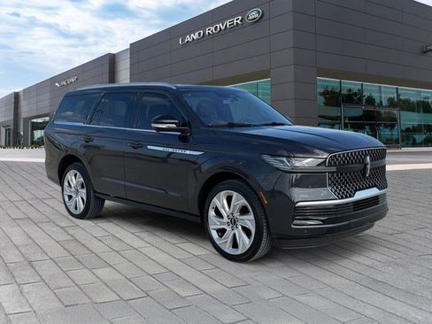 Used 2025 Lincoln Navigator Reserve AWD/4WD image 7
