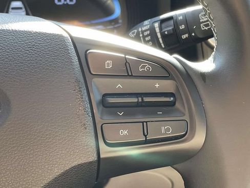 Certified 2025 Hyundai Venue SEL FWD image 21