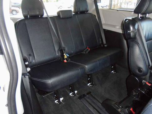 Used 2018 Toyota Sienna SE image 11