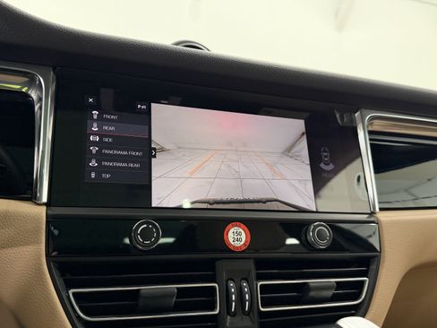 Certified 2025 Porsche Macan image 40