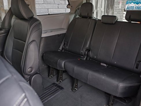 Used 2016 Toyota Sienna SE FWD image 25
